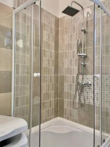 um chuveiro com uma porta de vidro na casa de banho em Standard Apartment by Hi5- Aranykéz Studio em Budapeste