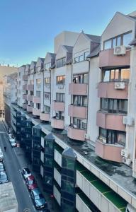 Vista arial de um edifício com carros numa rua em Standard Apartment by Hi5- Aranykéz Studio em Budapeste