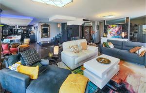 una sala de estar con sofás y una sala de estar con en Amazing Home In La Redorte With Wi-fi, en Laredorte