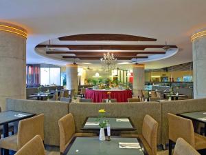 A restaurant or other place to eat at Kuta Paradiso Hotel