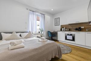 Biała sypialnia z dużym łóżkiem i kuchnią w obiekcie ma suite - smart apartment 2P - city Center w Augsburgu