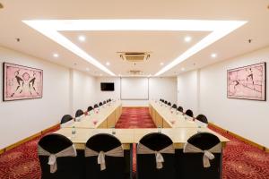 una sala conferenze con un lungo tavolo e sedie di Lemon Tree Hotel Chandigarh a Chandīgarh