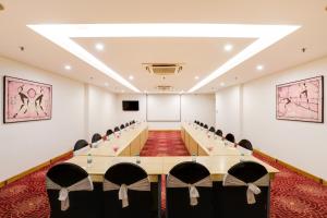 een vergaderzaal met een lange tafel en stoelen bij Lemon Tree Hotel Chandigarh in Chandīgarh