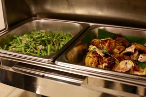 duas bandejas de comida num micro-ondas com uma salada em Iris Dalat Hotel em Da Lat