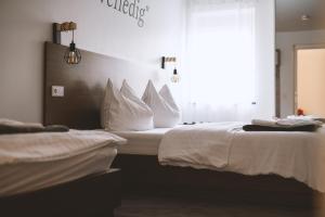 A bed or beds in a room at Zum kleinen Italiener - Ristorante Pizzeria Pension