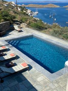 basen z widokiem na wodę w obiekcie Villa Faros Vourkari Kea with private pool and stunning views w mieście Vourkari