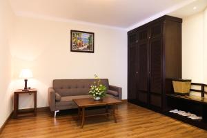 uma sala de estar com um sofá e uma mesa em Iris Dalat Hotel em Da Lat