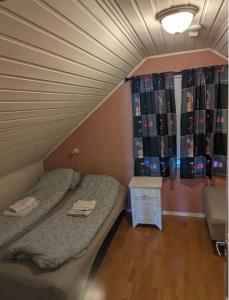 ein kleines Zimmer mit 2 Betten und einem Fenster in der Unterkunft Lovely House in Tromso with amazing wiev in Tromsø