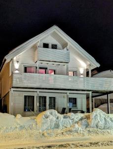 ein Haus am Strand mit Schnee drum herum in der Unterkunft Lovely House in Tromso with amazing wiev in Tromsø