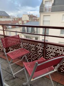 two red chairs sitting on a balcony at Appartement 3 pièces AlfortVille Centre in Alfortville