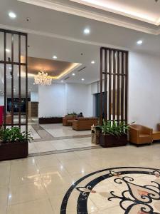 een lobby met een kroonluchter en planten in een gebouw bij Paradise Home Royal City in Hanoi