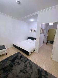 biały pokój z łóżkiem i lustrem w obiekcie City Center Apartment Close To All Sightseeings w Berlinie