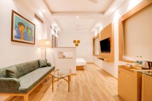 Lemon Tree Hotel Chandigarh的电视和/或娱乐中心