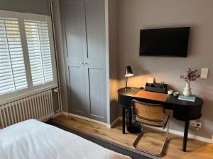 1 dormitorio con escritorio, ordenador y cama en Premium Apartment an der Stadtmauer im EG, en Paderborn