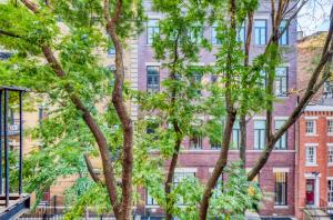 un grupo de árboles frente a un edificio en West Village 1br w wd nr park NYC-1275, en Nueva York