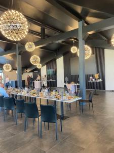 une grande salle à manger avec une grande table et des chaises dans l'établissement Green Village, à Mikolaivka