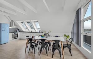 KarrebæksmindeにあるBeautiful Apartment In Karrebksminde With 3 Bedrooms And Wifiのダイニングルーム(テーブル、椅子付)