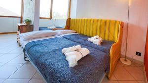 two beds in a room with towels on them at 150m DALLE PISTE - Parcheggio Gratis in Sella della Turra