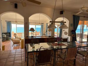 una cucina e un soggiorno con vista sull'oceano di Villa del Mar - Paradise in Cabo Pulmo! villa a Cabo Pulmo