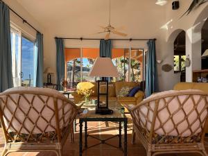un soggiorno con 2 sedie e un tavolo di Villa del Mar - Paradise in Cabo Pulmo! villa a Cabo Pulmo