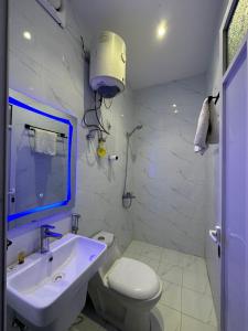 bagno con servizi igienici bianchi e lavandino di برج رفيف a Baish