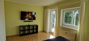 ein Wohnzimmer mit einem Kamin an der Wand in der Unterkunft Wohlfühlen & Arbeiten in Toplage mit gratis Tiefgaragenplatz in Graz