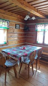 Cette chambre en bois comprend une table et deux chaises. dans l'établissement Holiday home in Jestrabi v Krkonosich 2207, à Roudnice
