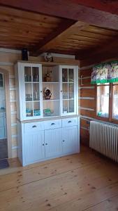 une armoire blanche dans une pièce avec deux fenêtres dans l'établissement Holiday home in Jestrabi v Krkonosich 2207, à Roudnice
