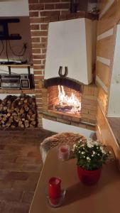 - un four en briques avec une table et une cheminée dans l'établissement Holiday home in Jestrabi v Krkonosich 2207, à Roudnice