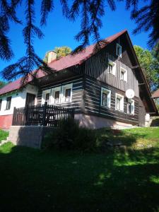 une grande maison en bois avec un toit rouge dans l'établissement Holiday home in Jestrabi v Krkonosich 2207, à Roudnice