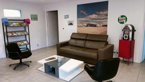 a living room with a couch and a table at GITE AMERICAN DINER sur la site THE FARM OUEST capacité 7 personnes in La Chaize-le-Vicomte