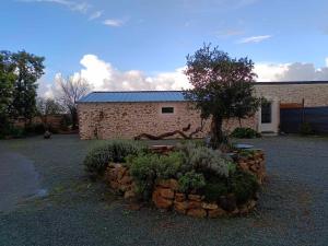 a brick building with a tree in a yard at GITE AMERICAN DINER sur la site THE FARM OUEST capacité 7 personnes in La Chaize-le-Vicomte