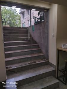 eine Treppe in einem Gebäude mit Fenster in der Unterkunft Metro Hostel in Yerevan