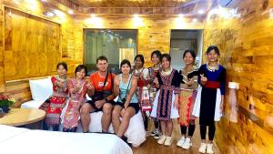 un grupo de personas posando para una foto en una habitación en Sun Hill's House en Cham Ta Lao