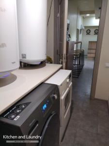 una cocina con lavadora y secadora en una encimera en Metro Hostel, en Ereván