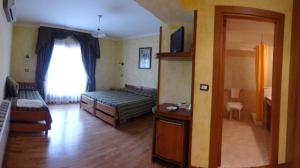 Habitación con dormitorio con cama y ventana en Hotel Internazionale, en Ancona