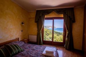 een slaapkamer met een raam met uitzicht op de oceaan bij Hotel Internazionale in Ancona