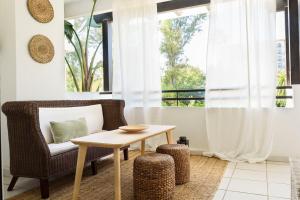 - un salon avec une chaise et une table dans l'établissement Charming and spacious apartment in Medina Garden - Puerto Banús, à Marbella