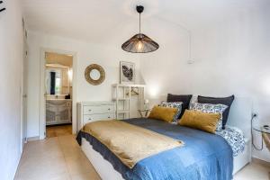 カラ・サンタニーにあるLa casa Escanianaのベッドルーム(青いベッド1台、鏡付)