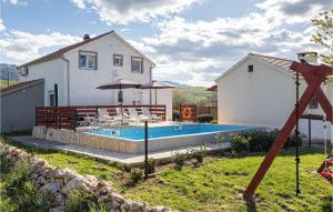 una casa con piscina frente a una casa en Amazing Home In Bisko With Wifi, en Bisko