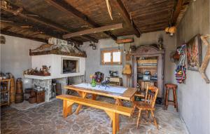 cocina con mesa de madera y chimenea en Amazing Home In Bisko With Wifi, en Bisko