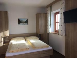 um quarto com uma cama com duas almofadas em Mönchsberghof em Kleinarl
