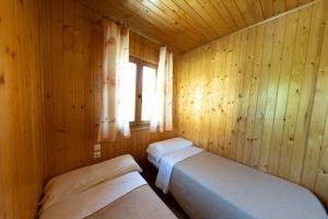Postel nebo postele na pokoji v ubytování Bungalowpark Isábena + 23 fotografií