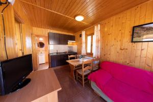 Kuchyň nebo kuchyňský kout v ubytování Bungalowpark Isábena