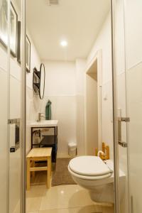 La salle de bains blanche est pourvue de toilettes et d'un lavabo. dans l'établissement Apartmany Tachov Garden House, à Tachov