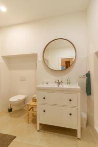 ein Bad mit einem Waschbecken und einem Spiegel in der Unterkunft Apartmany Tachov Garden House in Tachov