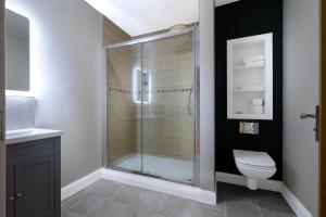 Bilik mandi di The Stones Hotel