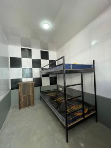 PedongにあるRilassare Stays Hostelの二段ベッド2組が備わる客室です。