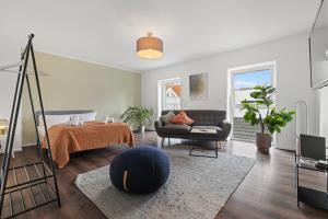 a living room with a bed and a couch at ma suite - Augsburg - Lechhausen in Augsburg
