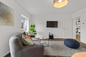 uma sala de estar com um sofá e uma televisão em ma suite - Augsburg - Lechhausen em Augsburg